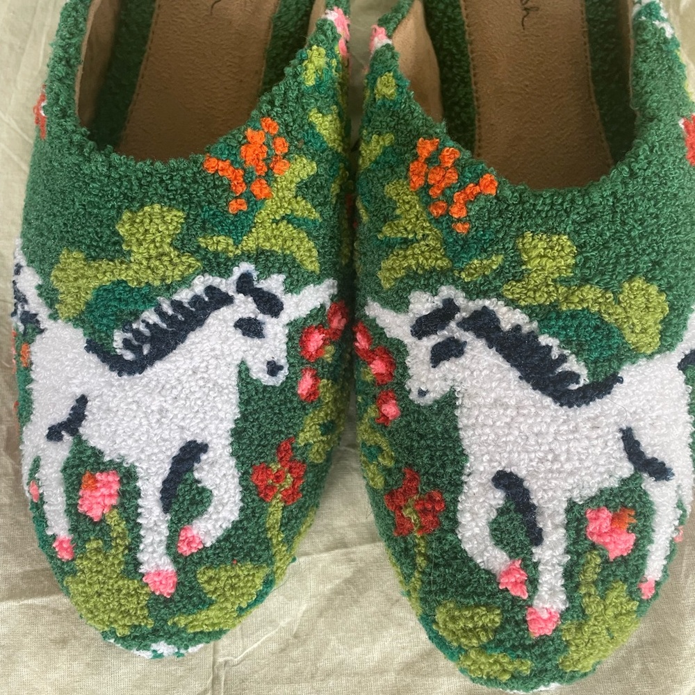 Unicorn Tufted Slippers 🦄
